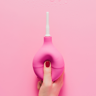 Scheidenspülung: Warum du lieber die Finger davon lassen solltest